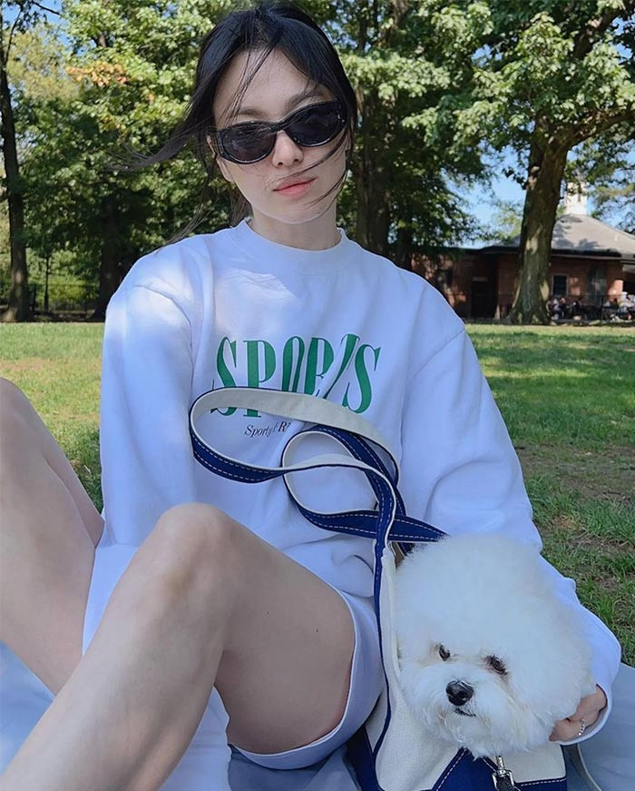 Thời trang ngày thường, Song thích mặc trang phục của thương hiệu quần áo và trang phục Sporty & Rich.