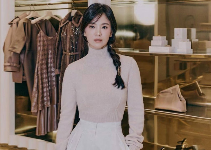 Tháng 2/2021, Song Hye Kyo được chọn là đại sứ người Hàn Quốc đầu tiên của thương hiệu thời trang Italy, Fendi.
