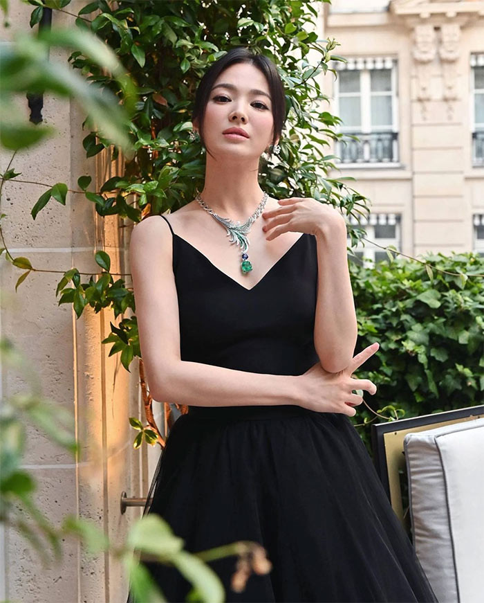 Song cũng là đại sứ của Chaumet từ năm 2018.
