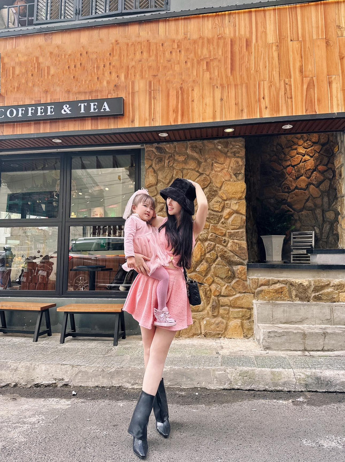 Ca sĩ Thu Thủy chia sẻ khoảnh khắc dễ thương bên con gái nhỏ 3 tuổi Lana (tên thật là Bảo Di).