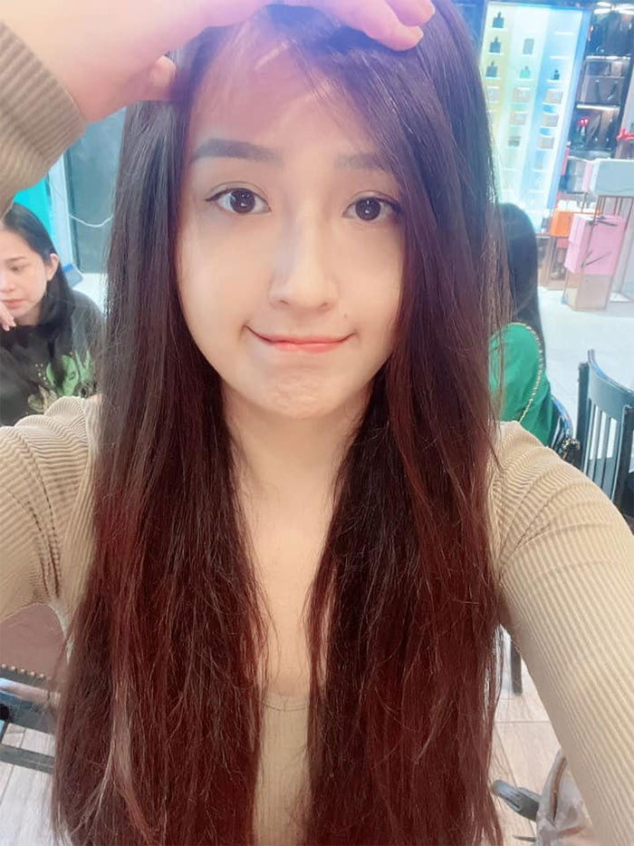 Mặc dù bị tăng cân nhưng khuôn mặt của người đẹp sinh năm 1988 vẫn thanh thoát, ưa nhìn.