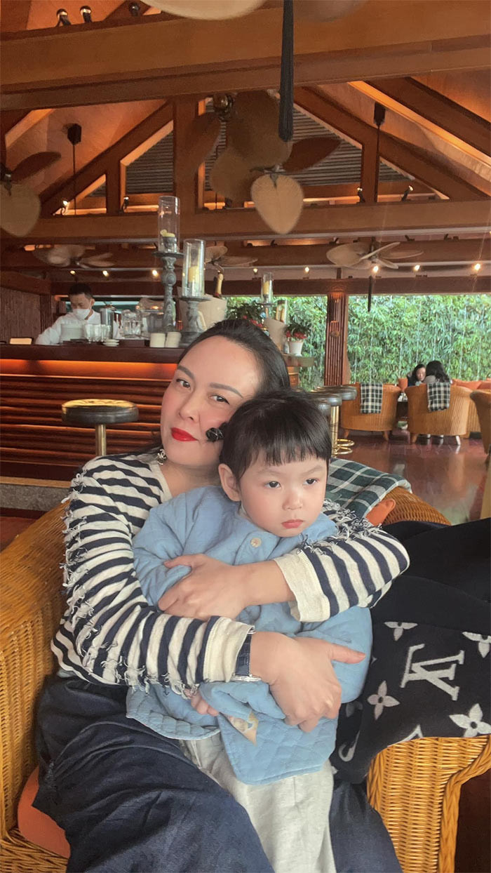 Trên trang cá nhân, Phượng Chanel cũng thường xuyên khoe ảnh các con gái, đặc biệt là bé gái con của cô và Quách Ngọc Ngoan.