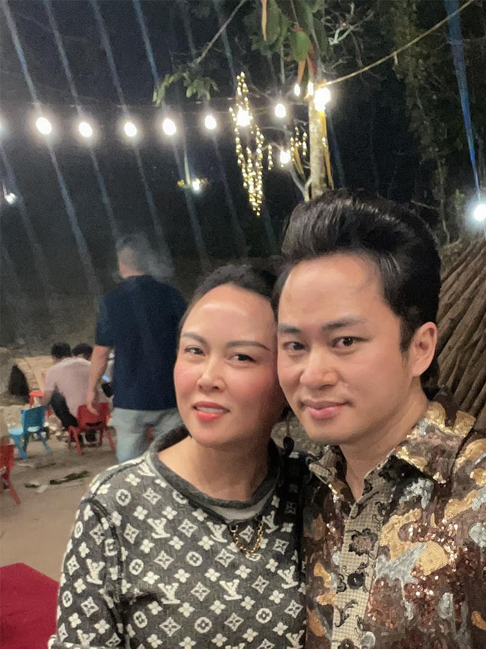 Nữ đại gia sinh năm 1977 thường xuyên đăng ảnh tụ tập ăn uống, hát hò vui vẻ với các bạn trong giới giải trí như Đàm Vĩnh Hưng, Thanh Lam, Tùng Dương...