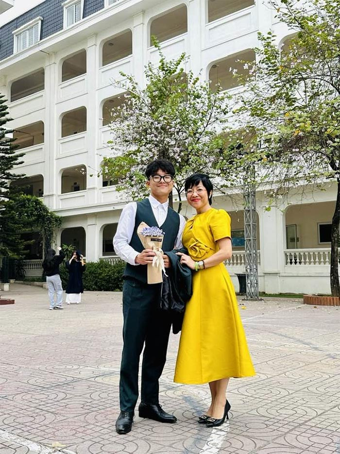 Tít được mẹ nhận xét là chàng trai sống rất tình cảm, biết thương bố mẹ. Từ khi bố bị ốm, Gia Bảo thường xuyên tới thăm, nói chuyện, ăn cơm với bố để bố vui.