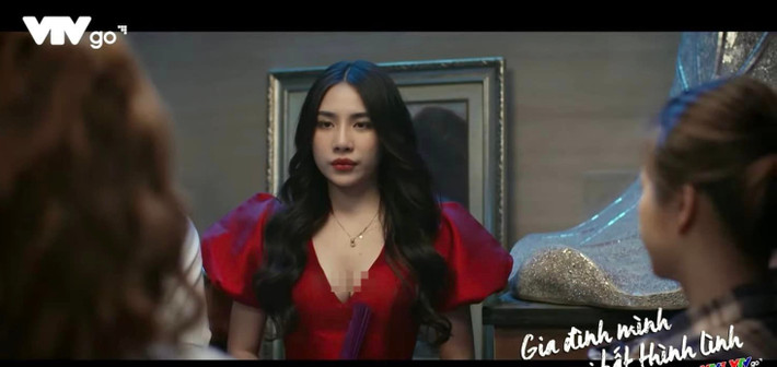  Hương Su (tên thật Dương Thu Hương) gây chú ý khi xuất hiện với vai Đào - nữ nhân viên quán karaoke trong phim "Gia đình mình vui bất thình lình". Ảnh: VTV.
