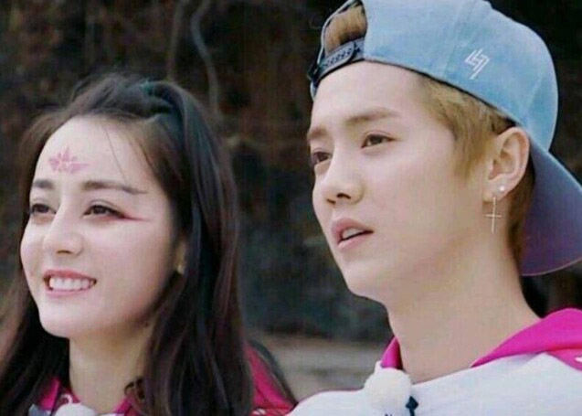 Năm 2017, Địch Lệ Nhiệt Ba vướng tin đồn hẹn hò với Lộc Hàm khi tham gia show Keep running (Running man bản Trung Quốc) mùa 5. (Ảnh: weibo)