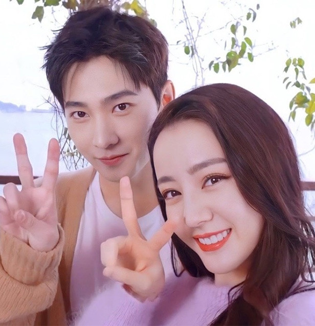 Địch Lệ Nhiệt Ba và Dương Dương bị nghi ngờ phim giả tình thật bởi rất nhiều cử chỉ thân mật ở hậu trường phim "Em là niềm kiêu hãnh của anh", tuy nhiên cả hai đều không lên tiếng xác nhận. (Ảnh: popbela)
