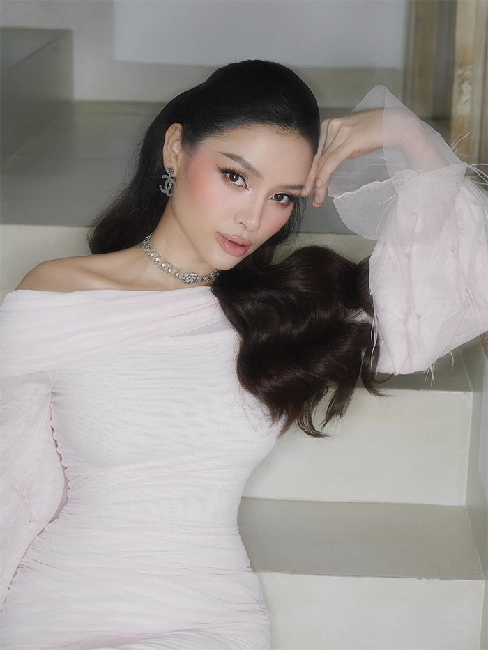 Bà mẹ hai con tự tin diện váy ôm sát khoe ba vòng quyến rũ dù mới sinh con không lâu.