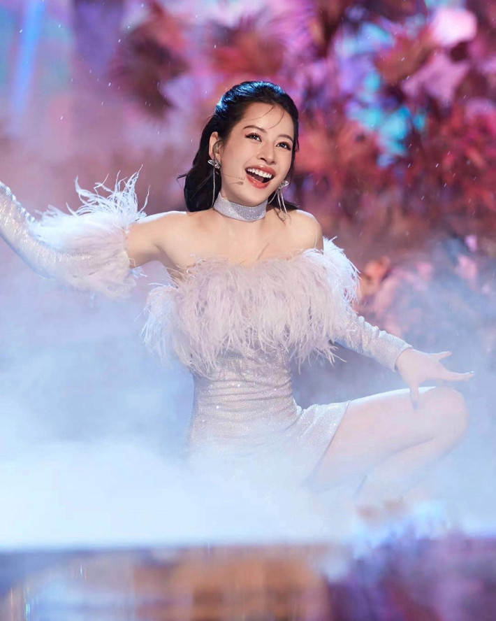 "Sau đó, team phục trang vội vàng lấy phần vải từ gấu váy để đưa vào xưởng may, may lại cái vòng cổ. Còn team Việt Nam thì thấp thỏm ở phòng makeup chờ tin… Đến lúc trước màn công diễn, chúng tôi có 10 phút gặp lại Chi để dặm phấn và chỉnh trang lại trang phục thì váy đã được ê-kíp khâu hoàn thành chỉn chu rồi. Số anh em tôi vất vả. Lúc nào cũng gặp chuyện trên trời rơi xuống, khó khăn và thử thách, nhưng trộm vía kết quả lại tuyệt vời. Nên mọi công sức đều cảm thấy xứng đáng", Hoàng Ku thở phào nhẹ nhõm.