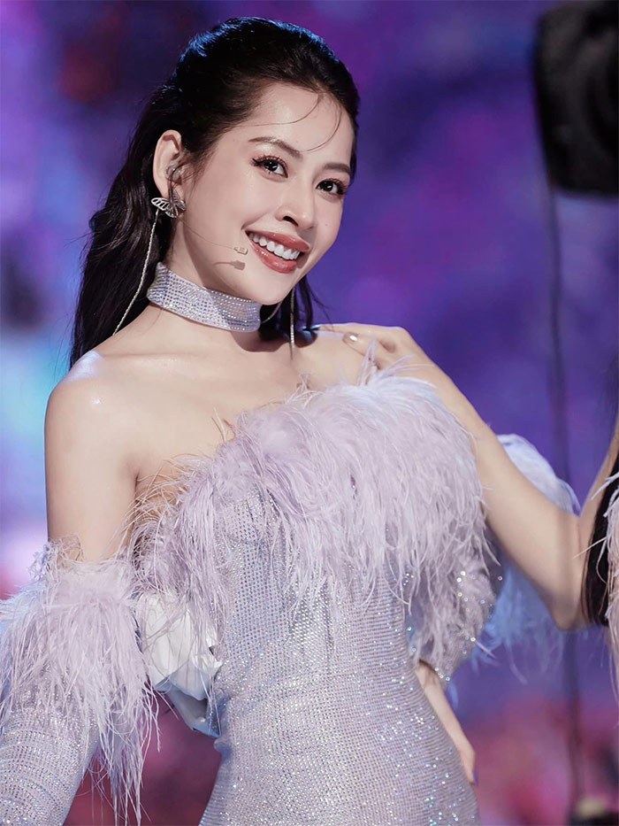 Trong vòng công diễn đầu tiên của tập 2 show "Đạp gió" mùa 4, Chi Pu nổi bật về sắc vóc trong bộ váy ngắn, ôm sát màu bạc. (Ảnh: FBNV)