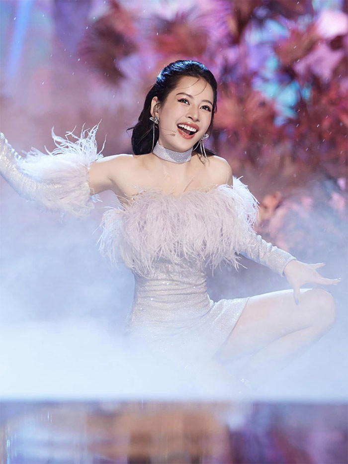 Vẻ trẻ trung, tươi tắn của Chi Pu thổi một luồng gió tươi mát cho chương trình "Đạp gió" mùa 4. (Ảnh: FBNV)