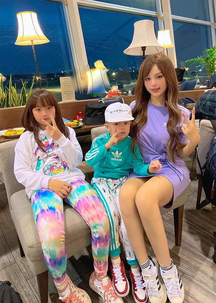 Nhìn Huyền Baby không ai nghĩ cô đã ở tuổi U40 và có hai con lớn như thế này.