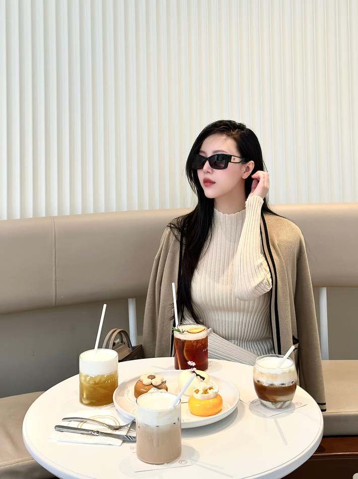 Có chiều cao 1m65 cùng vóc dáng "điểm 10" giúp mẹ 2 con mặc gì cũng đẹp. Không chỉ sở hữu thương hiệu thời trang của riêng mình, mỹ nhân 9X còn có cuộc sống sang chảnh bên ông xã doanh nhân.