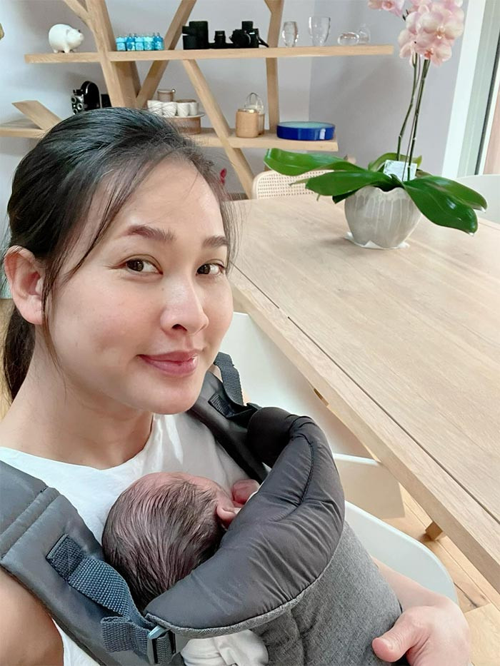 Bận bịu con nhỏ nhưng Dương Mỹ Linh lúc nào cũng rạng ngời.