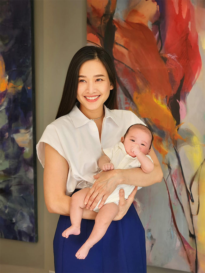 Sau khi sinh con trai được ba tháng, Hoa hậu Dương Mỹ Linh xuất hiện với nhan sắc "gái một con trông mòn con mắt".