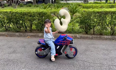 Có bố là tay chơi siêu xe "khét tiếng" nên không khó hiểu khi ái nữ nhà Cường Đô la - Đàm Thu Trang sớm bộc lộ thú chơi xe từ bé.