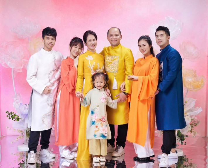 Nguyệt Hằng - Anh Tuấn tận hưởng cuộc sống viên mãn bên 4 người con - 3 gái và 1 trai. Cô con gái đầu của nữ diễn viên đã lập gia đình và sinh em bé.