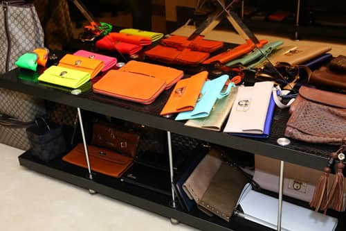 Căn nhà tràn ngập đồ hiệu của Đàm Vĩnh Hưng khiến fan choáng ngợp.