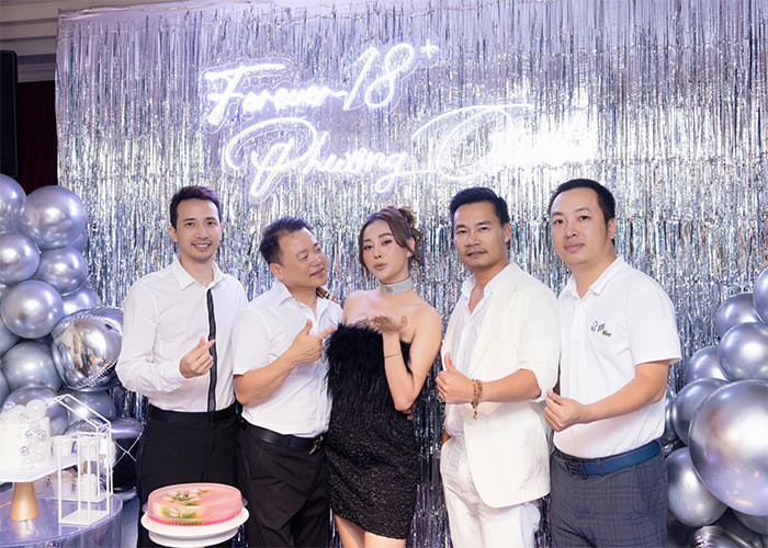 Mọi cử chỉ, ánh mắt Shark Bình dành cho vợ đủ hiểu Phương Oanh được chồng yêu thương, cưng chiều thế nào.
