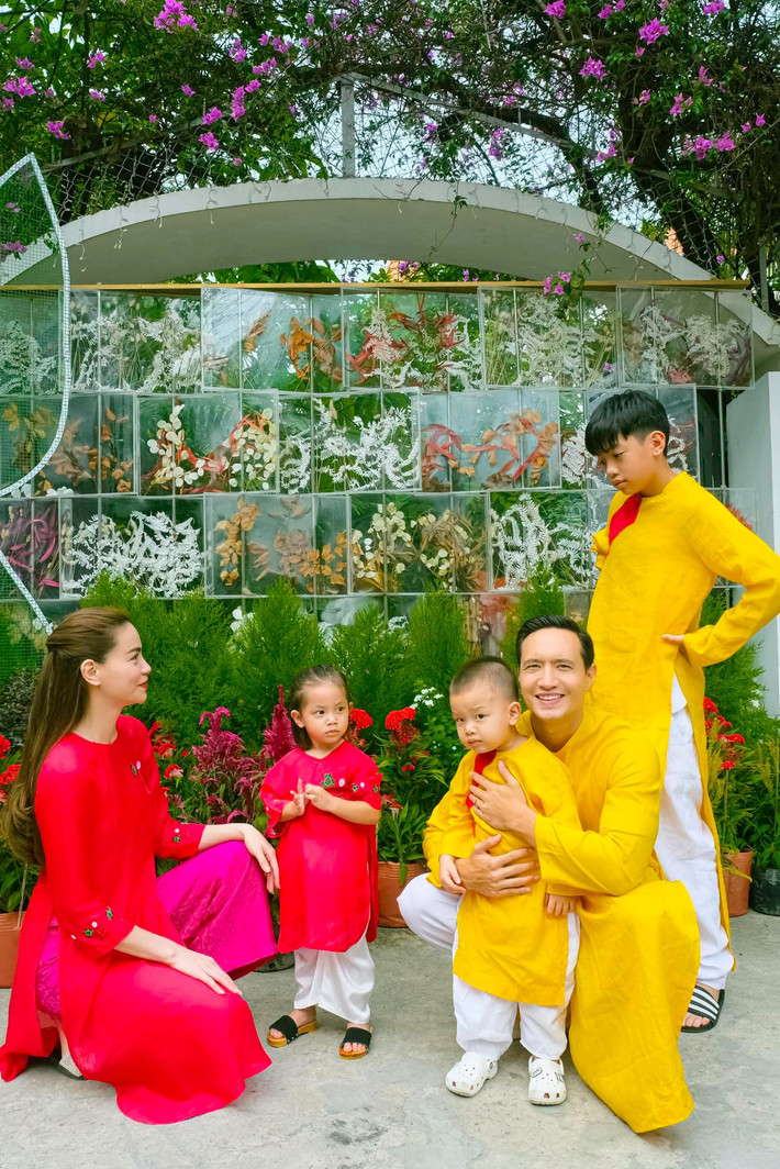Trong chuyện tình cảm, dù trải qua nhiều mối tình nhưng cuối cùng Hồ Ngọc Hà đã có cái kết đầy viên mãn bên ông xã điển trai Kim Lý và gia đình nhỏ với 3 con Subeo, Lisa, Leon.