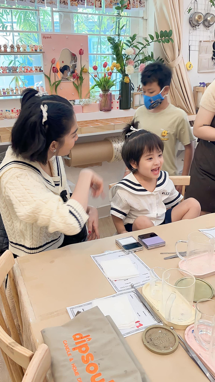 Chia sẻ hình ảnh đi trải nghiệm làm gốm, nến thơm, Ngọc Trinh gây sốt với khoảnh khắc lên đồ trẻ trung, "tông xuyệt tông" với cháu gái.