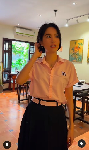 Trong chiếc áo sơ mi hồng kết hợp với chân váy đen dài quá đầu gối, nữ diễn viên "Chị chị em em 2" khiến fan của người đẹp liên tưởng tới hình ảnh của một nữ sinh Thái Lan.