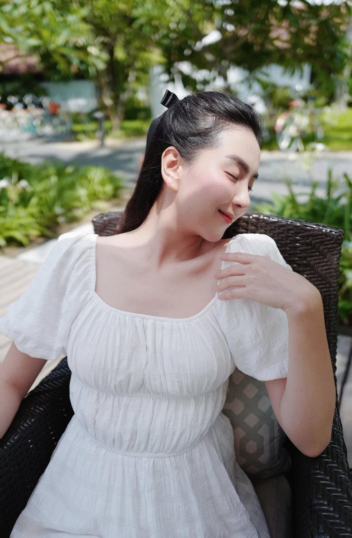 Không hổ danh là "MC xinh nhất VTV", MC Mai Ngọc sở hữu gương mặt đẹp lẫn vóc dáng chuẩn khiến phái nữ cũng phải ngưỡng mộ.