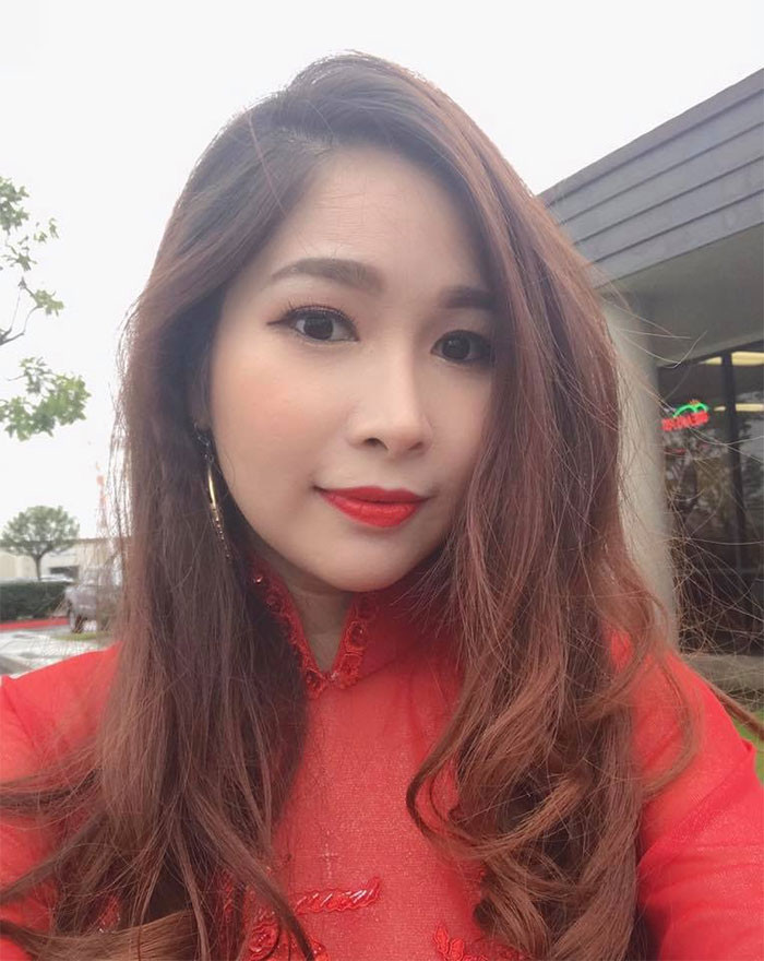 Ngoài ra, cựu thành viên nhóm Mắt Ngọc còn làm thêm ở phòng khám với vai trò kỹ thuật viên siêu âm.