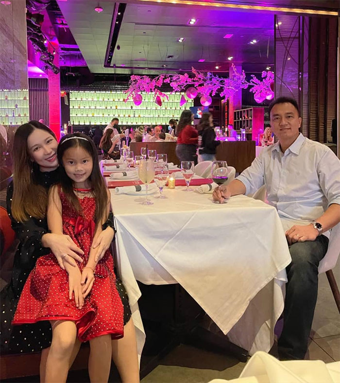 Cựu thành viên nhóm Mắt Ngọc được chồng rất chiều chuộng, yêu thương và đang có cuộc sống rất viên mãn.