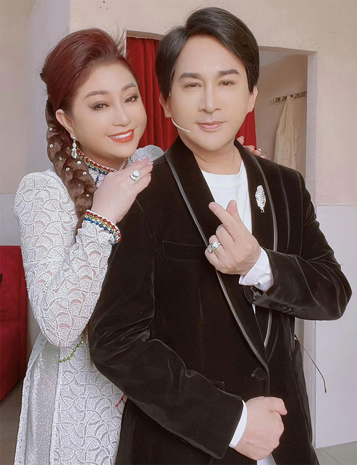 Kim Tử Long là mối tình đầu của nghệ sĩ cải lương Thoại Mỹ. Hai người yêu nhau từ năm 17 tuổi và sau khi ra trường một thời gian thì chia tay.