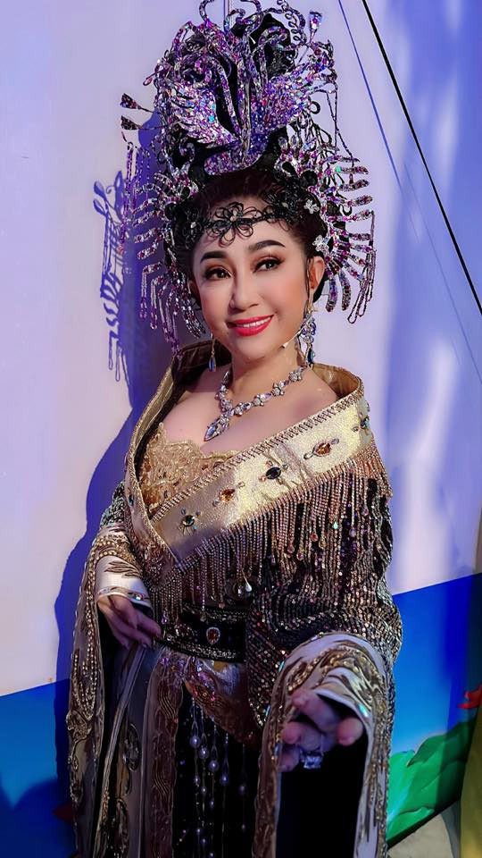 Thoại Mỹ (tên thật là Nguyễn Thị Ngọc Mỹ) bắt đầu hát cải lương từ năm 11 tuổi và trở thành một ngôi sao trong lĩnh vực nghệ thuật này nhờ có cả thanh lẫn sắc. Khán giả nhớ tới Thoại Mỹ qua nhiều vai như nữ soái Hồng Phụng vở "Ngọc Kỳ Lân", Võ Tắc Thiên vở "Thái Bình công chúa", Phượng vở "Rồng Phượng", Thu vở "Duyên kiếp",... Năm 1992, cô nhận Huy chương vàng giải Trần Hữu Trang. Năm 2007, Thoại Mỹ được phong tặng danh hiệu Nghệ sĩ ưu tú.
