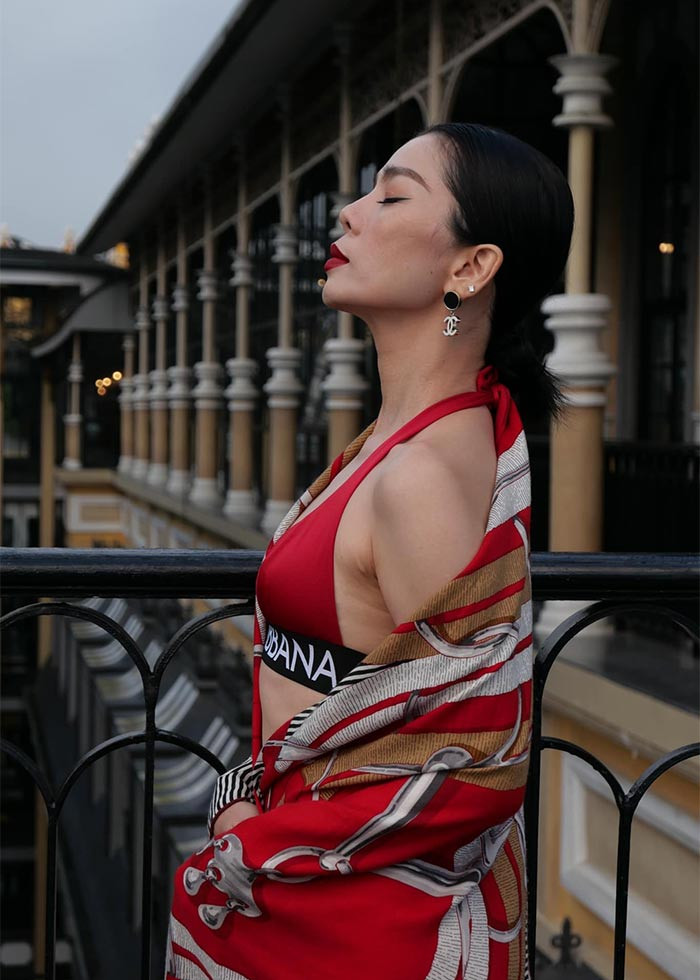Nữ hoàng phòng trà mặc bộ áo tắm đỏ của thương hiệu nổi tiếng Dolce & Gabbana, khoe ba vòng quyến rũ.