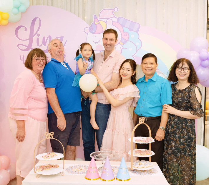 Dù không sống chung với bố mẹ chồng nhưng vợ chồng diễn viên Lan Phương luôn cố gắng dành thời gian sang thăm ông bà. Bố mẹ chồng của nữ diễn viên cũng có dịp về Việt Nam thăm con cháu.