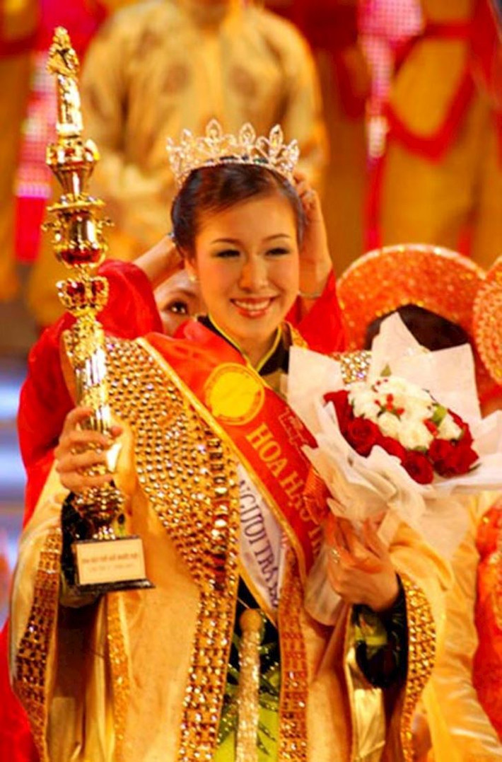 Thời điểm đoạt danh hiệu Hoa hậu Thế giới người Việt năm 2007 khi mới 20 tuổi, mỹ nhân sinh năm 1987 gây ấn tượng không chỉ bởi sắc vóc nổi bật mà còn bởi cô sở hữu học lực cao ngất ngưởng. Ảnh: VNN.