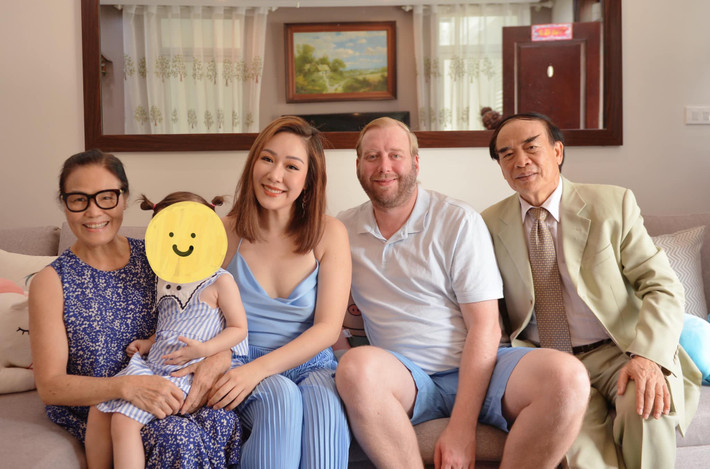 Hoa hậu Thế giới người Việt năm 2007 còn có gia thế "khủng" khi bố mẹ của người đẹp đều làm trong ngành ngoại giao.