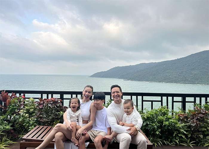 Con riêng của Hồ Ngọc Hà - bé Subeo cũng rất thân thiết với hai em song sinh và thường xuyên đi chơi cùng các em.