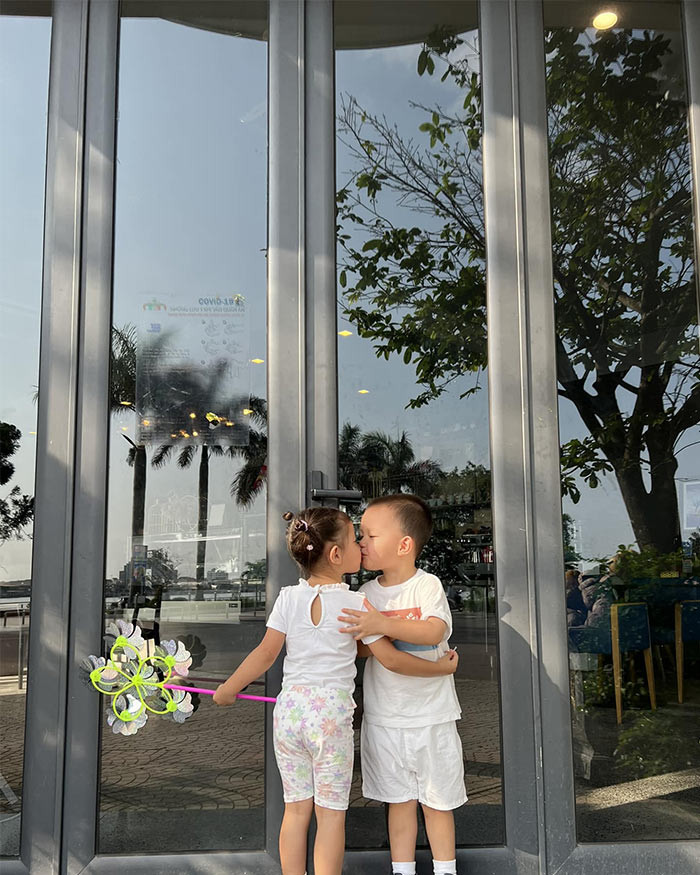 Là đôi bạn thân với nhau, ngoài những lúc tranh giành, chí chóe, hai chị em Lisa và Leon cũng rất yêu thương nhau.