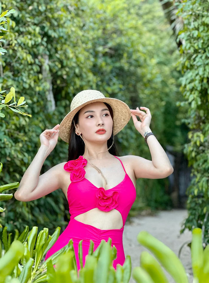 Trên trang cá nhân, nữ diễn viên Bảo Thanh vừa đăng loạt ảnh khoe body nuột nà, bắt mắt.