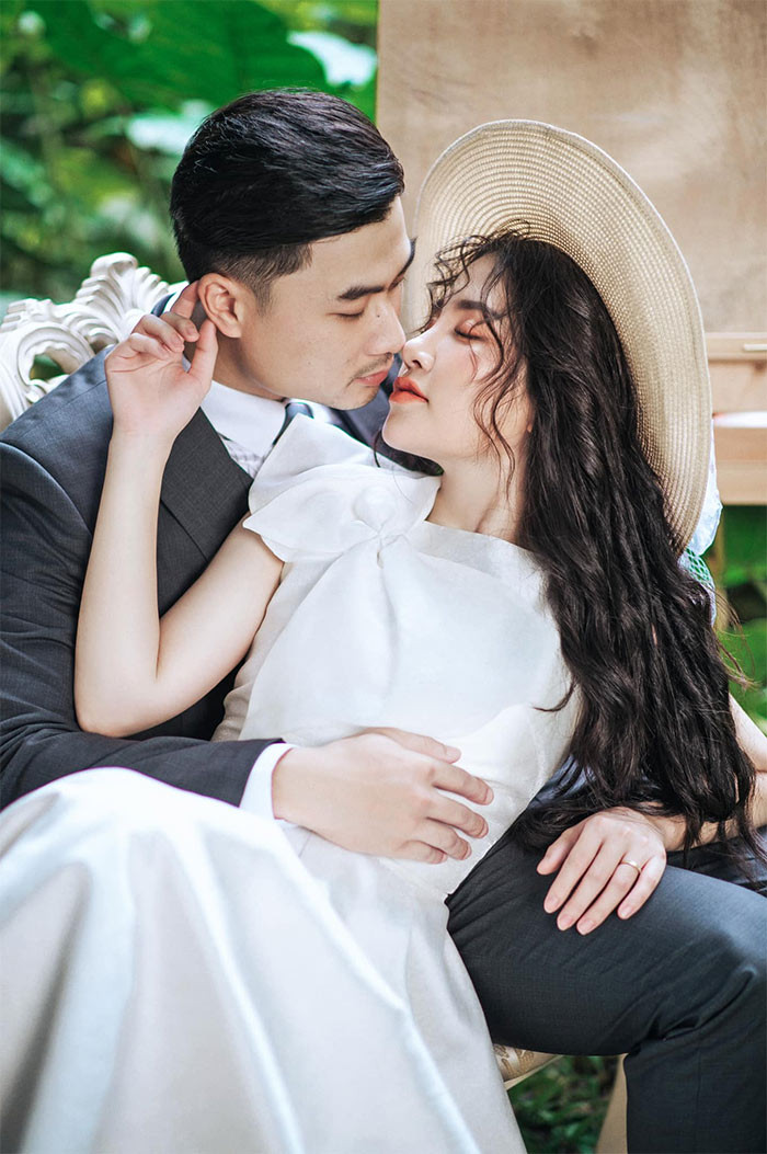 Duy Hưng được vợ nhận xét là người sống tình cảm và rất tâm lý yêu chiều vợ con.