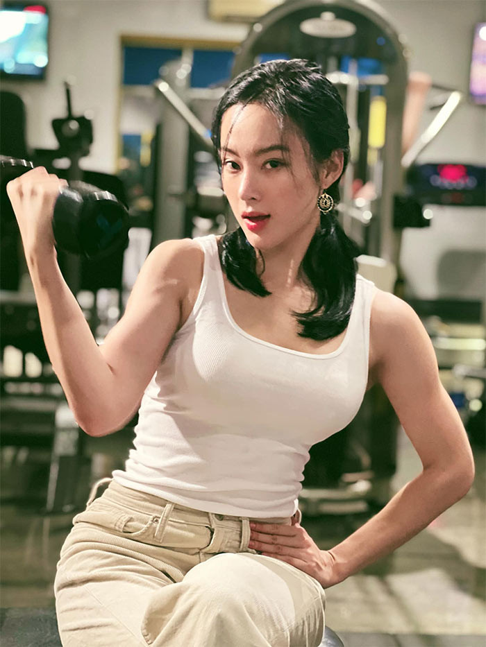 Angela Phương Trinh khoe cơ bắp cuồn cuộn sau buổi tập gym.