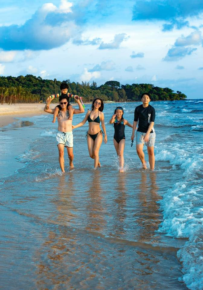 Vợ ca sĩ Hoàng Bách là Đoàn Thanh Thảo, là một cựu người mẫu.