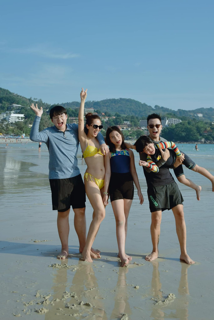 Trong loạt ảnh đi biển cùng ông xã và 3 con đăng tải thời gian gần đây, mỹ nhân họ Đào khiến fan xuýt xoa khi vẫn sở hữu thân hình nóng bỏng, săn chắc không thua kém thời còn son rỗi.