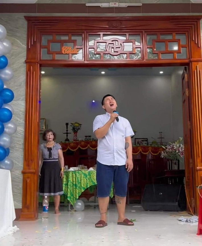 Giọng ca "Hoa nở không màu" gây chú ý với vẻ ngoài giản dị với áo sơ mi trắng và quần ngố, chân đi dép lê.