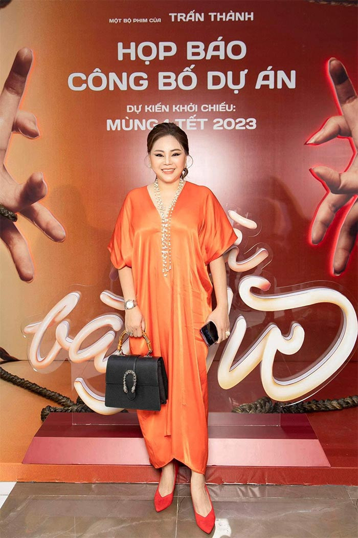 Lê Giang thừa nhận cô nghiện thẩm mỹ và công khai chuyện dao kéo của mình với khán giả.