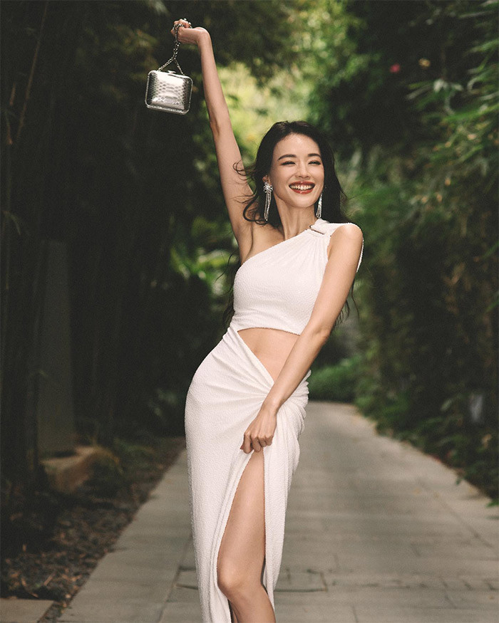 Thư Kỳ là một trong những sao Hoa ngữ giữ được vẻ quyến rũ bền bỉ nhất. Đã 30 năm bước vào làng giải trí nhưng vẻ đẹp của cô vẫn khiến ai nhìn thấy cũng phải xao lòng.