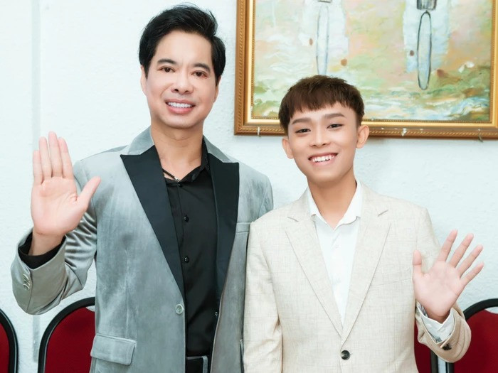 Sau những ồn ào với công ty của mẹ nuôi - cố ca sĩ Phi Nhung, Hồ Văn Cường được danh ca Ngọc Sơn nhận nuôi. Giọng ca trẻ ngày càng đắt show, cát-sê cũng cao "ngất ngưởng".