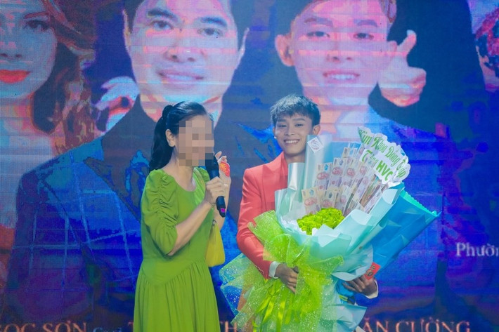 Ngoài "bó hoa" 120 triệu đồng, con nuôi Phi Nhung còn được tặng nhiều bó hoa tiền với những mệnh giá khác nhau trong đêm diễn vừa qua.