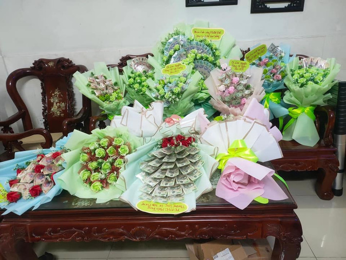 Hình ảnh những bó hoa tiền do fan của Hồ Văn Cường chụp trước khi gửi đến tay nam ca sĩ.
