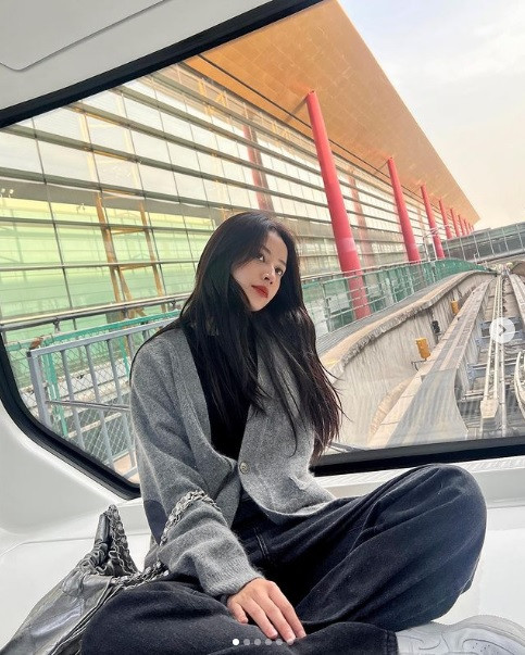 Mới đây, trên trang Instagram cá nhân, Chi Pu khoe loạt ảnh xinh ngất ngây khi đang check-in trên tàu điện ngầm ở Trung Quốc.