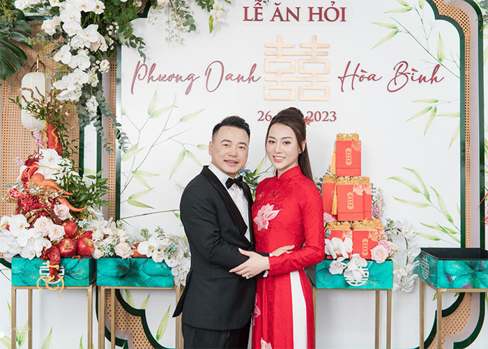 Ngày 26/7, diễn viên Phương Oanh và Shark Bình tổ chức lễ ăn hỏi tại tư gia của cô dâu ở Phủ Lý, Hà Nam. Trước đó cả hai đã đăng ký kết hôn tại quê của cô dâu.